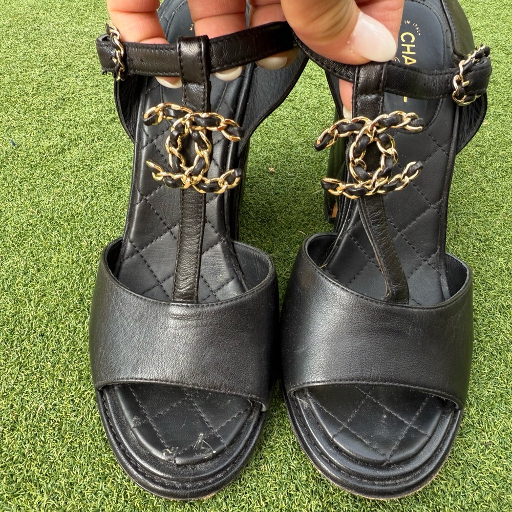CHANEL Black Leather Sandals with Gold Chain Detail - Picture 6 of 13